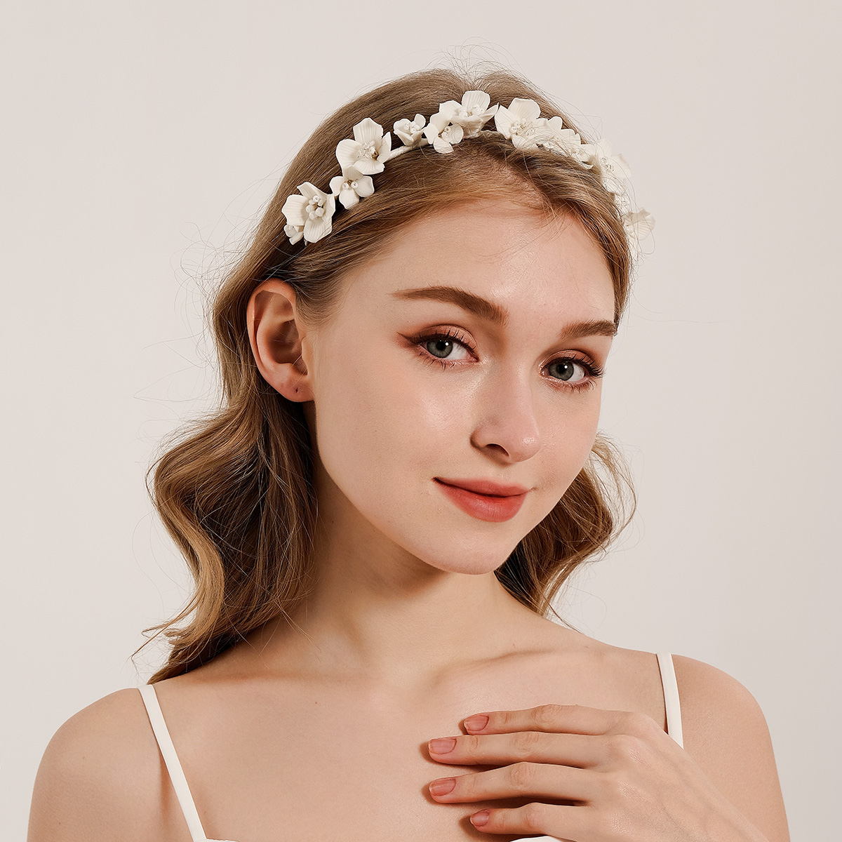 Efily Bride White Flower Hair  - Wedding Supply Store reseña y precio