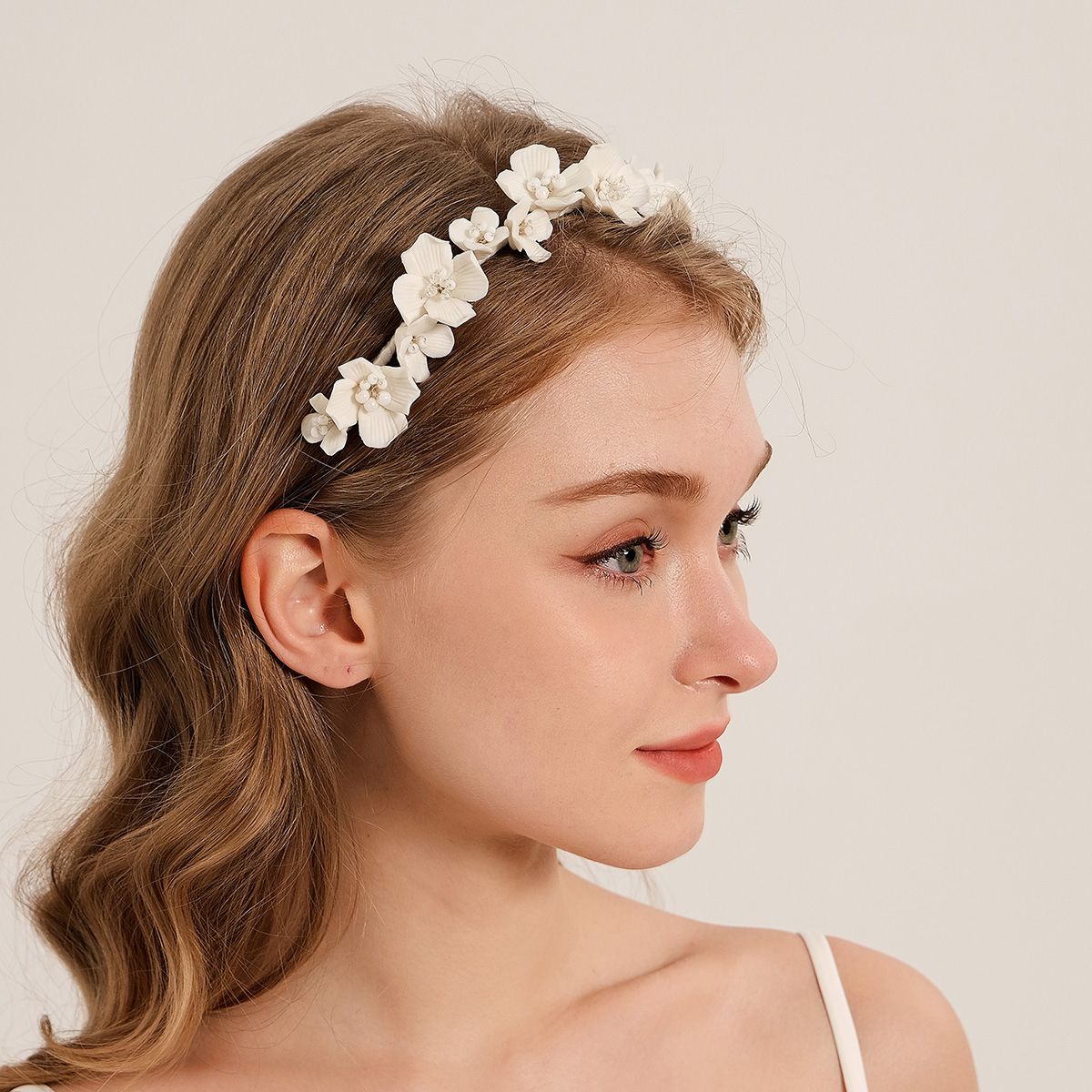 Efily Bride White Flower Hair  - Wedding Supply Store reseña y precio