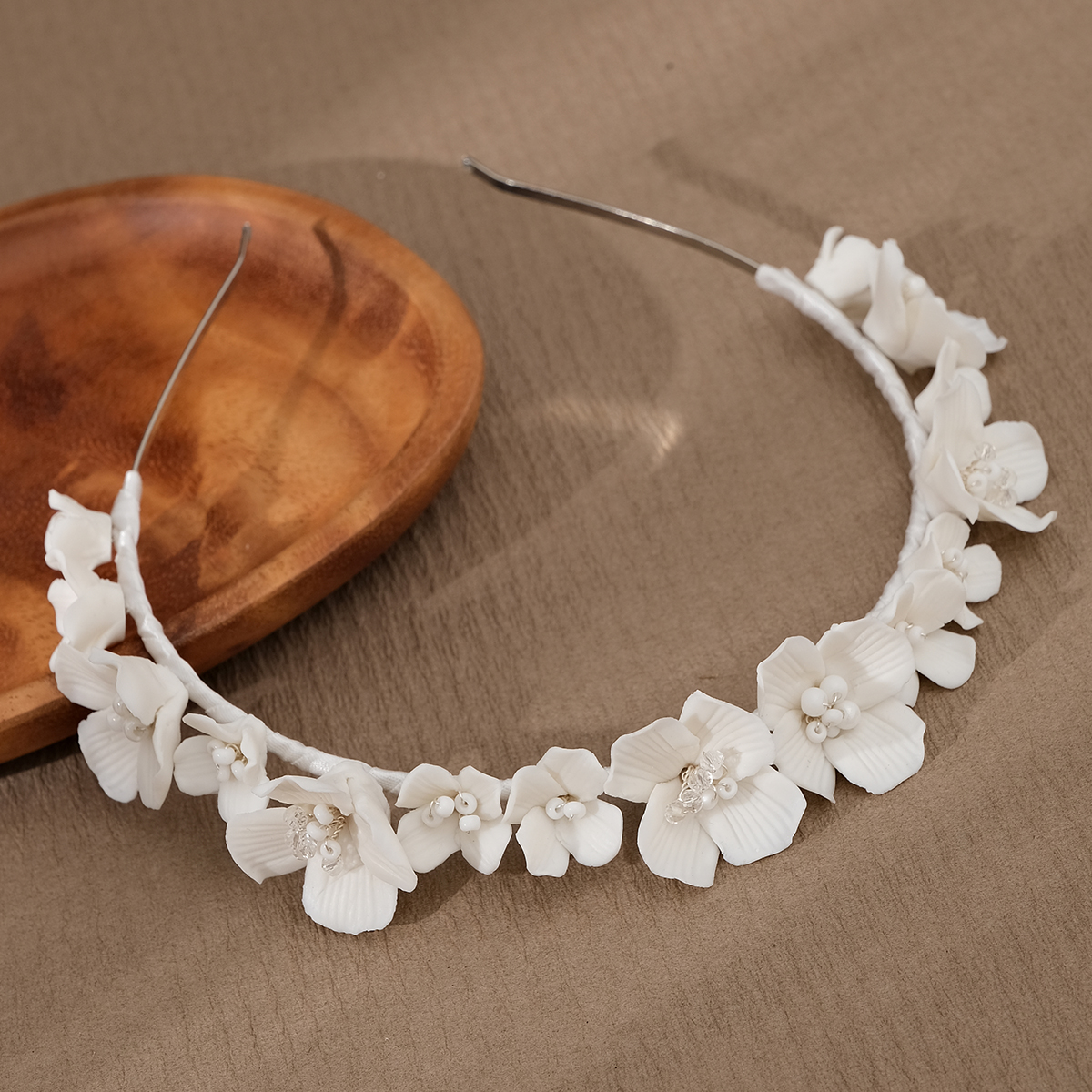 Efily Bride White Flower Hair  - Wedding Supply Store reseña y precio
